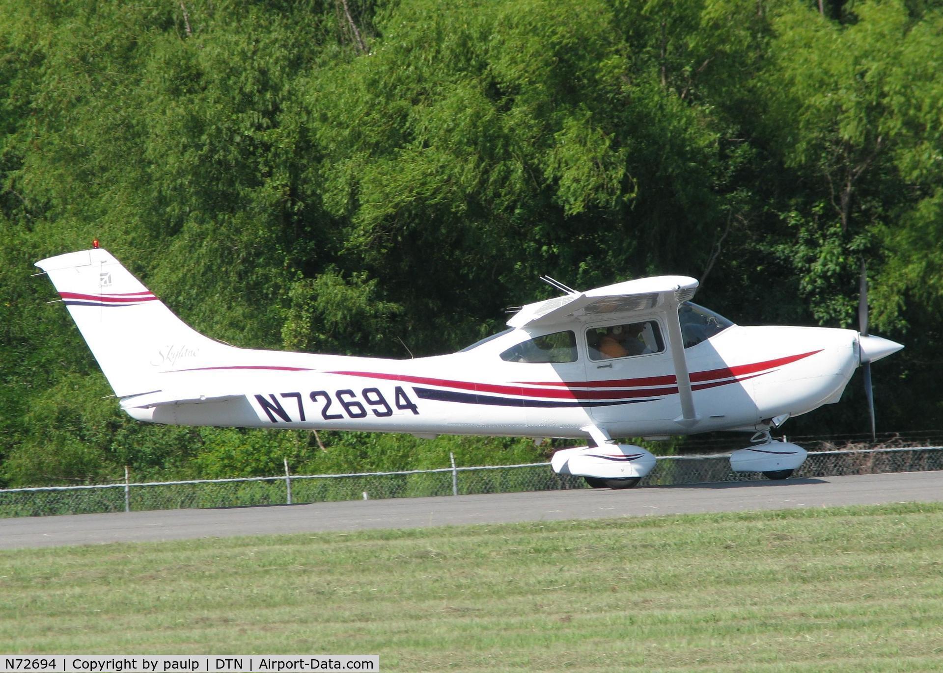 N72694, 1999 Cessna 182S Skylane C/N 18280479, Starting to roll for take off on 14 at Downtown Shreveport.
