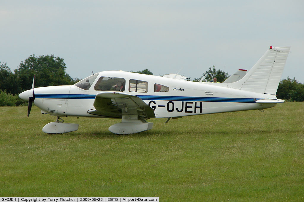 G-OJEH, 1986 Piper PA-28-181 Cherokee Archer II C/N 28-8690051, Visitor to 2009 AeroExpo at Wycombe Air Park