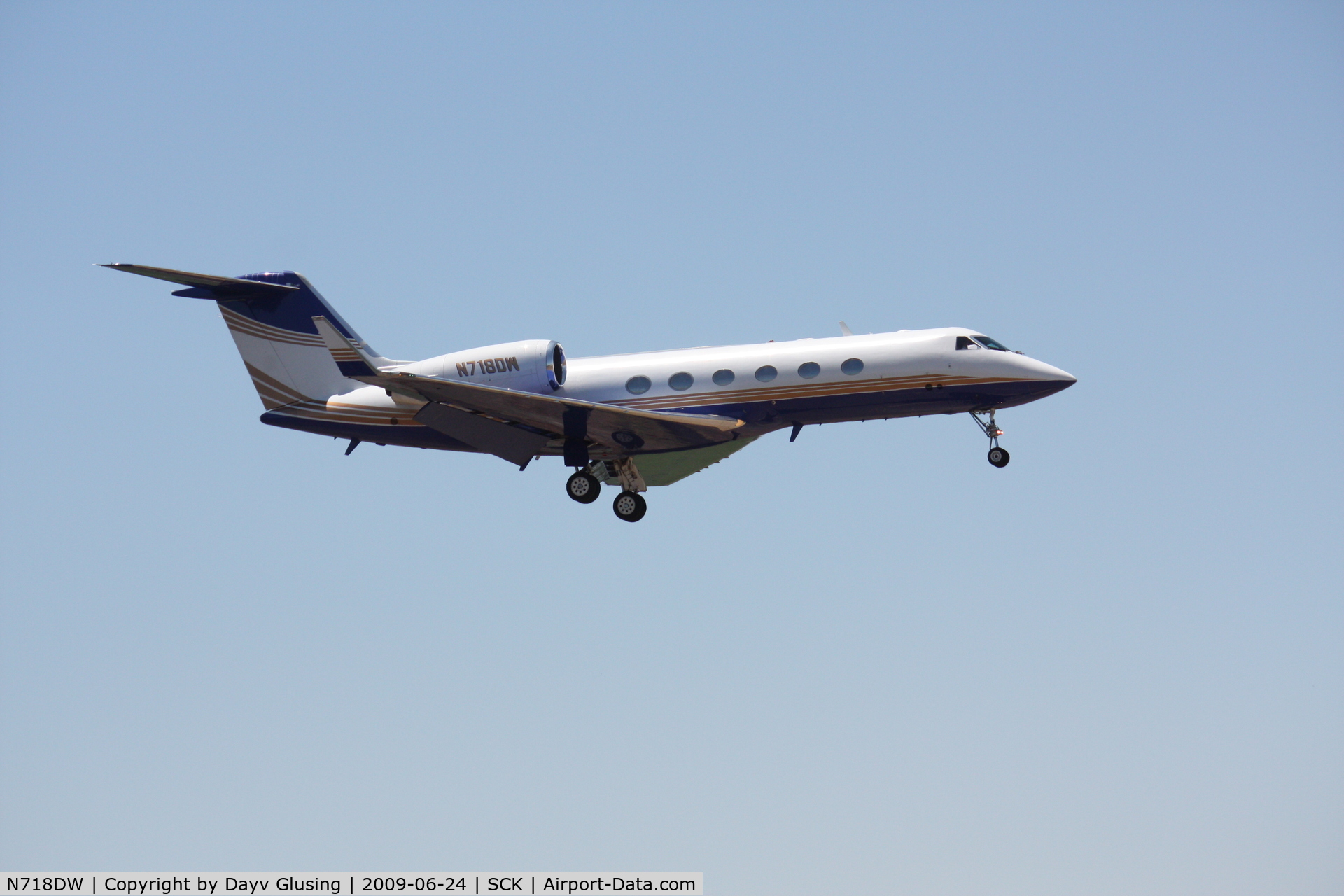 N718DW, 2001 Gulfstream Aerospace G-IV C/N 1442, On Final