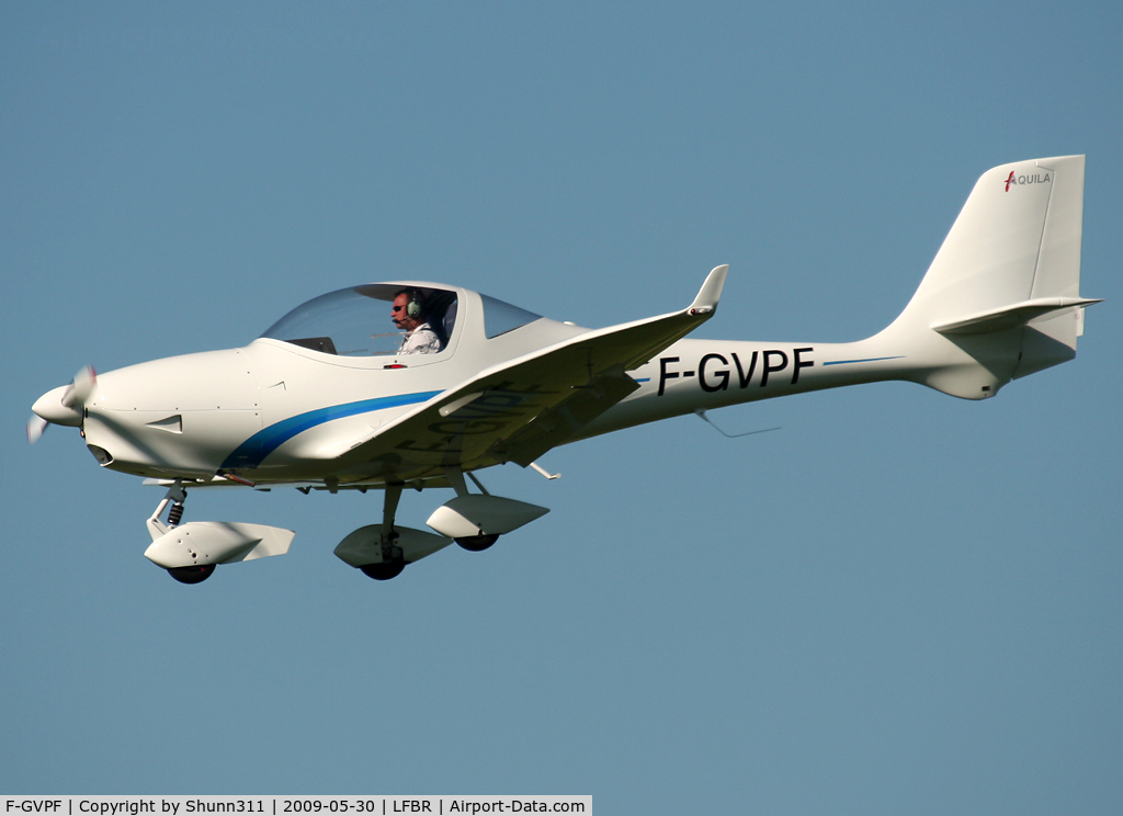 F-GVPF, Aquila A210 (AT01) C/N AT01-163, Landing rwy 12 before LFBR Airshow 2009