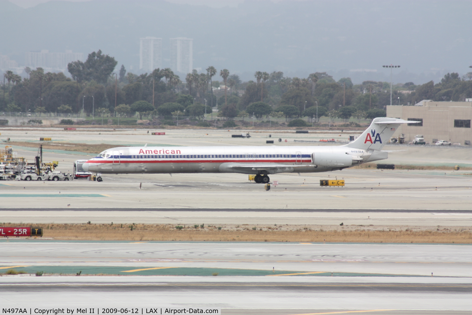 N497AA, 1989 McDonnell Douglas MD-82 (DC-9-82) C/N 49735, AAL1923 - KSFO-KLAX - Taxiing To Gate