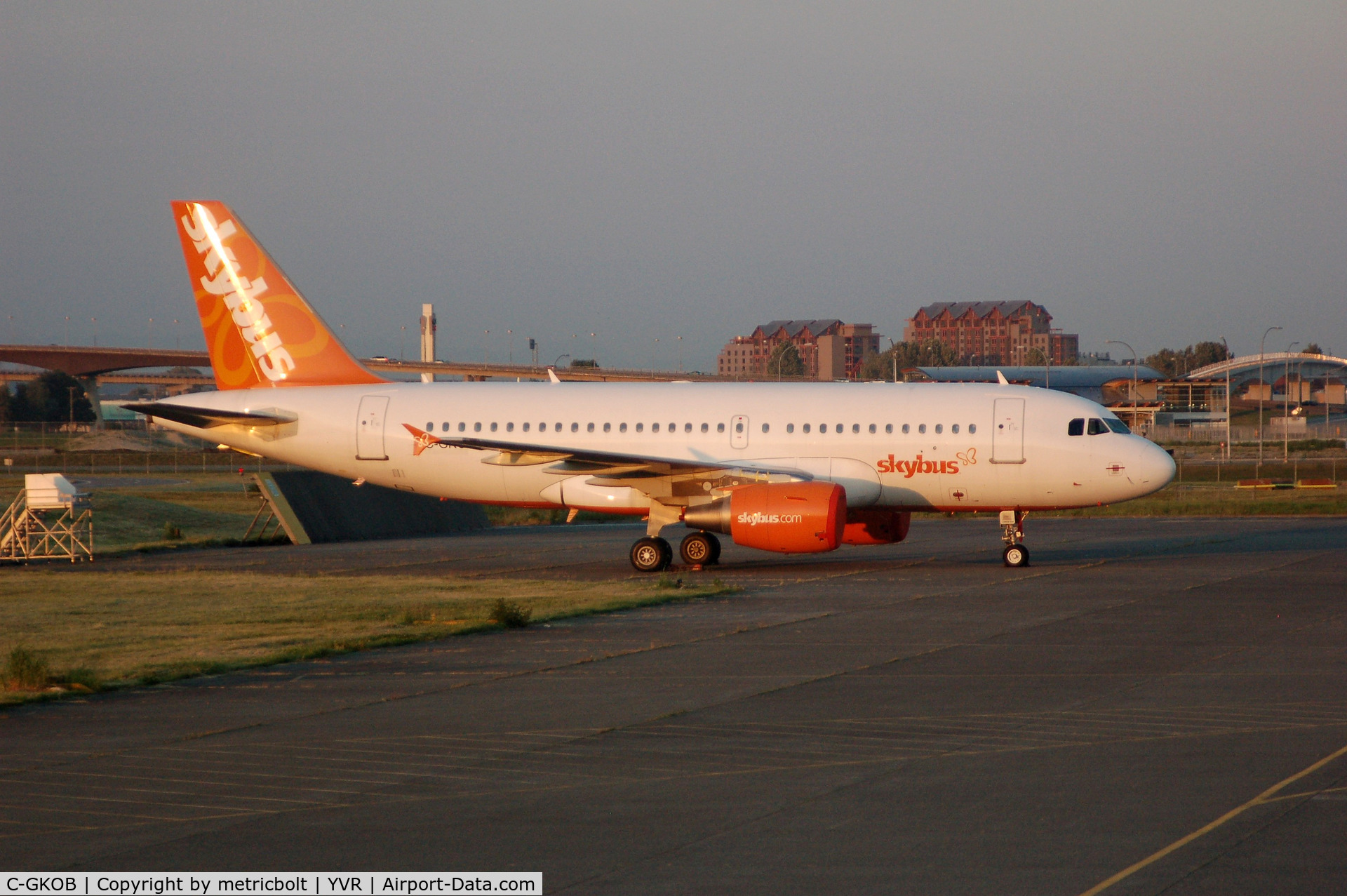 C-GKOB, 2002 Airbus A319-112 C/N 1853, sunset at YVR
