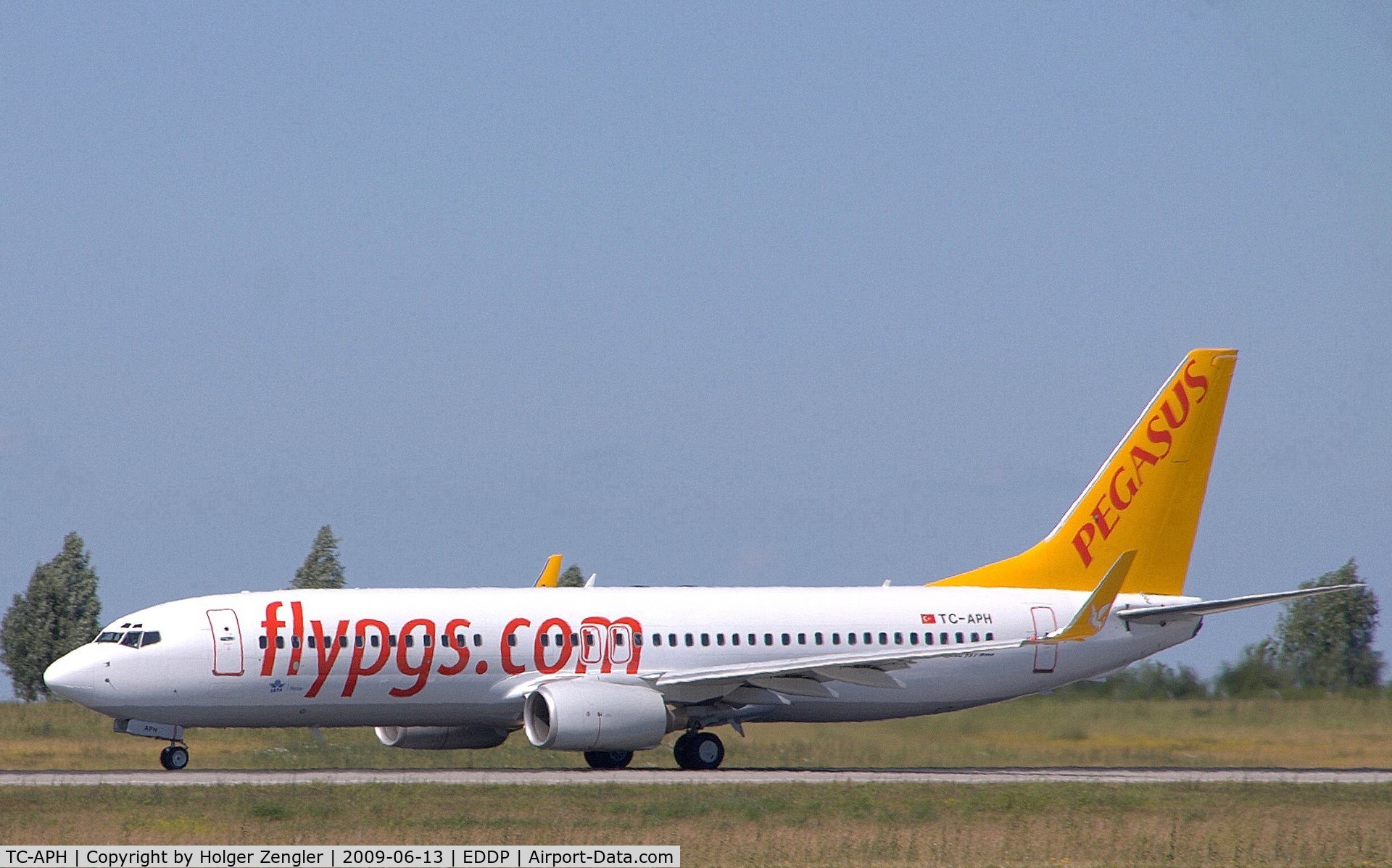 TC-APH, 2001 Boeing 737-8S3 C/N 29250/792, Leaving LEJ for destination Antalya (Turkey)