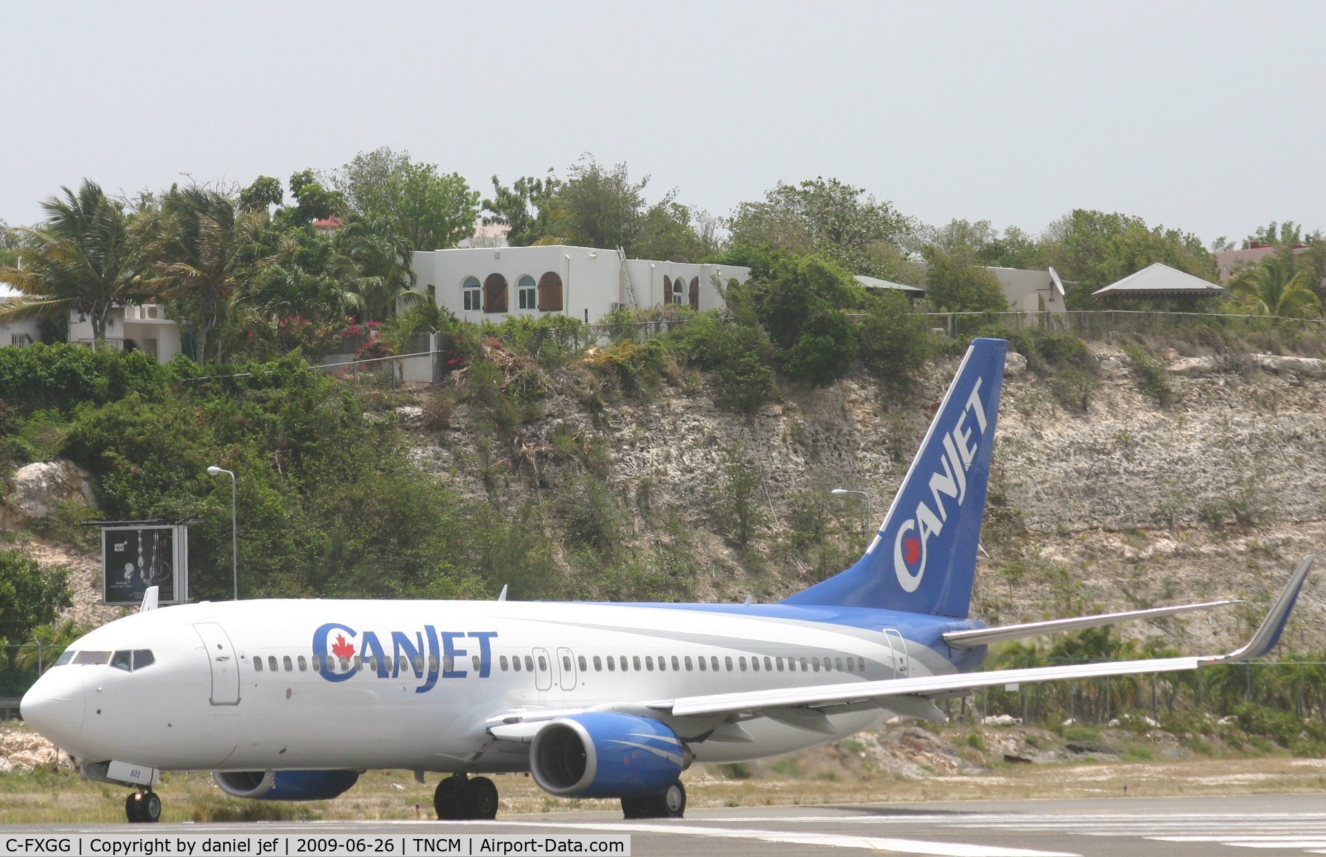 C-FXGG, 2000 Boeing 737-81Q C/N 29051, taxing runway 10