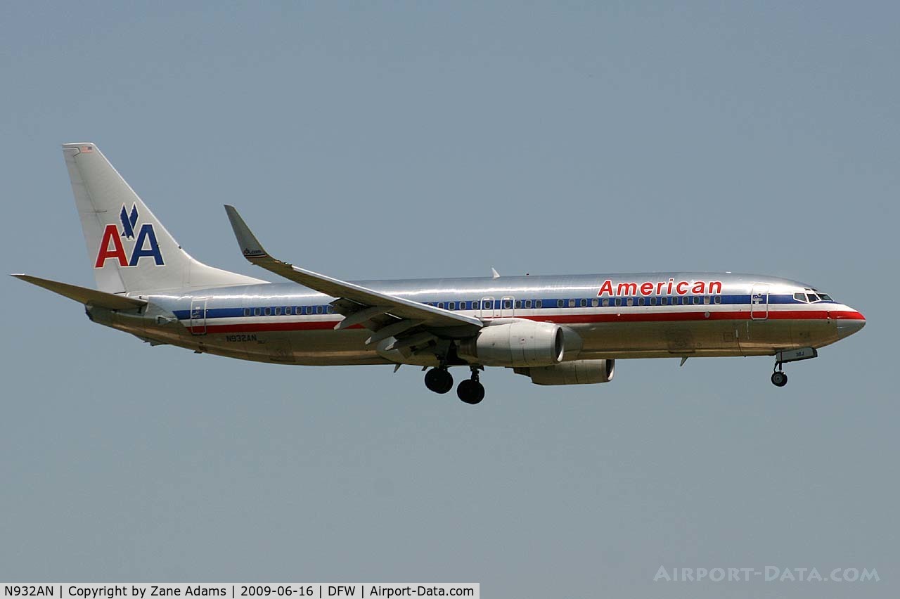 N932AN, 2000 Boeing 737-823 C/N 29530, American Airlines landing at DFW