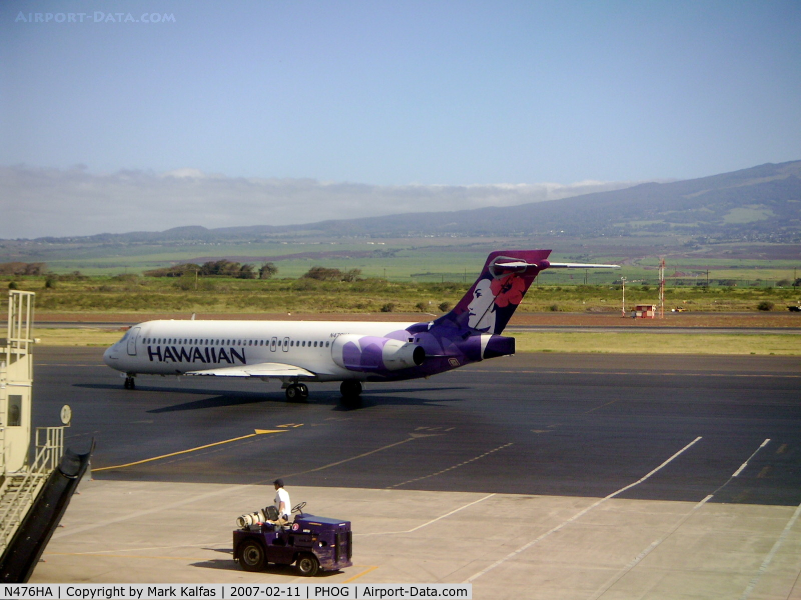 N476HA, 2001 Boeing 717-200 C/N 55118, Push back for a quick trip to PHNL...