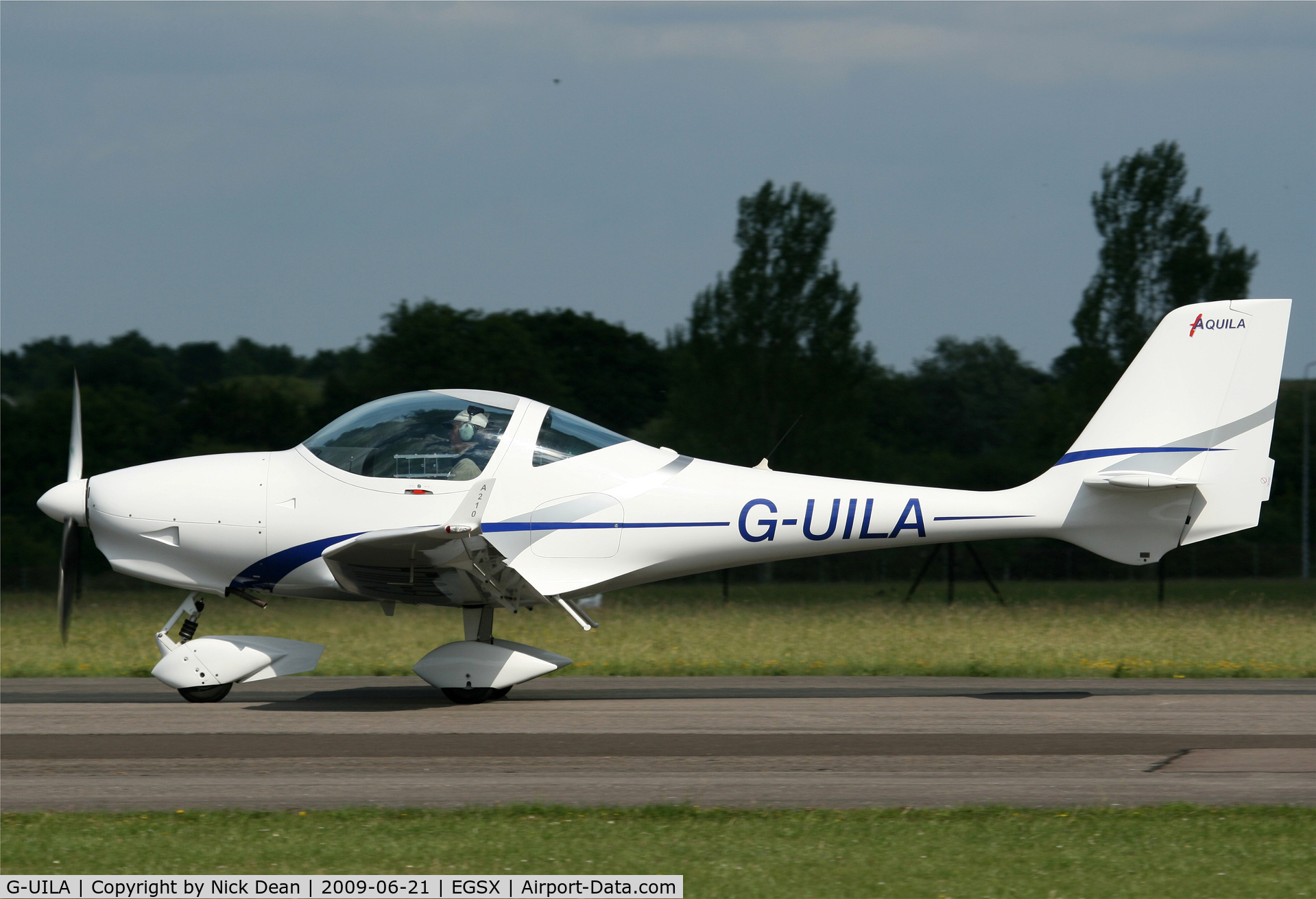 G-UILA, 2007 Aquila A210 (AT01) C/N AT01-165, EGSX
