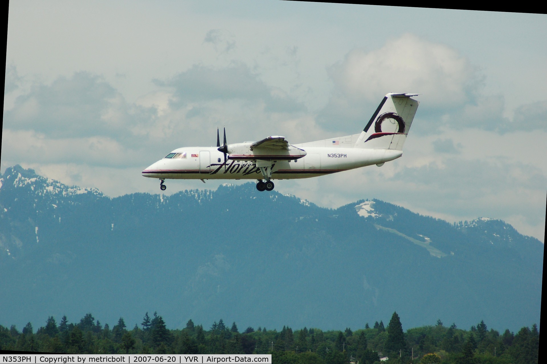 N353PH, 1997 De Havilland Canada DHC-8-202 Dash 8 C/N 496, Landing at YVR