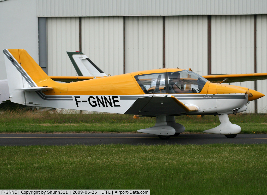 F-GNNE, Robin DR-400-140B Major C/N 2247, Taxiing for a new light flight...