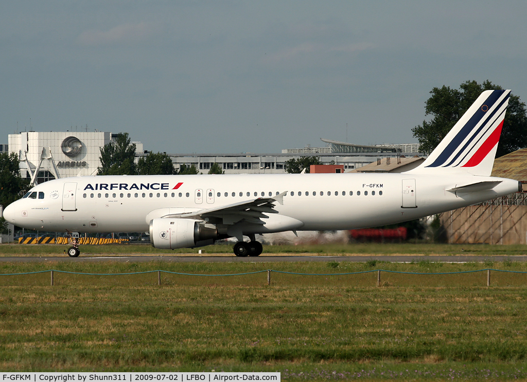 F-GFKM, 1990 Airbus A320-211 C/N 0102, Ready for take off rwy 32R... First Air France A320 with new livery...
