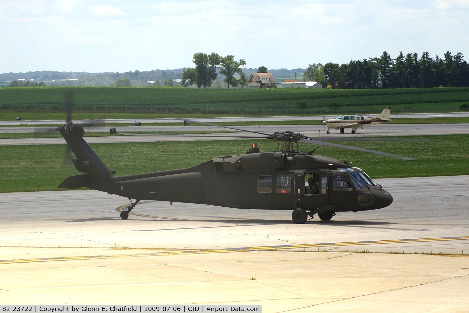 82-23722, 1982 Sikorsky UH-60A Black Hawk C/N 70545, Taxiing in to Landmark FBO.