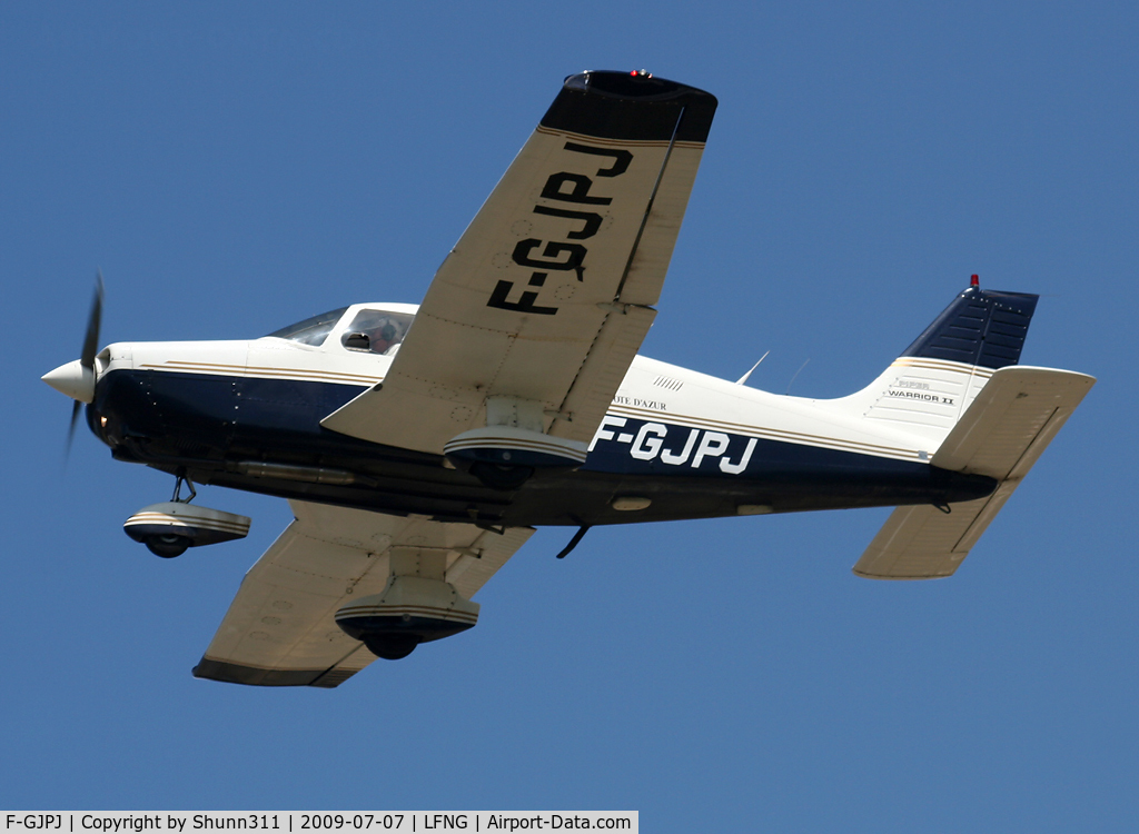F-GJPJ, Piper PA-28-161 C/N 28-8516001, On take off...