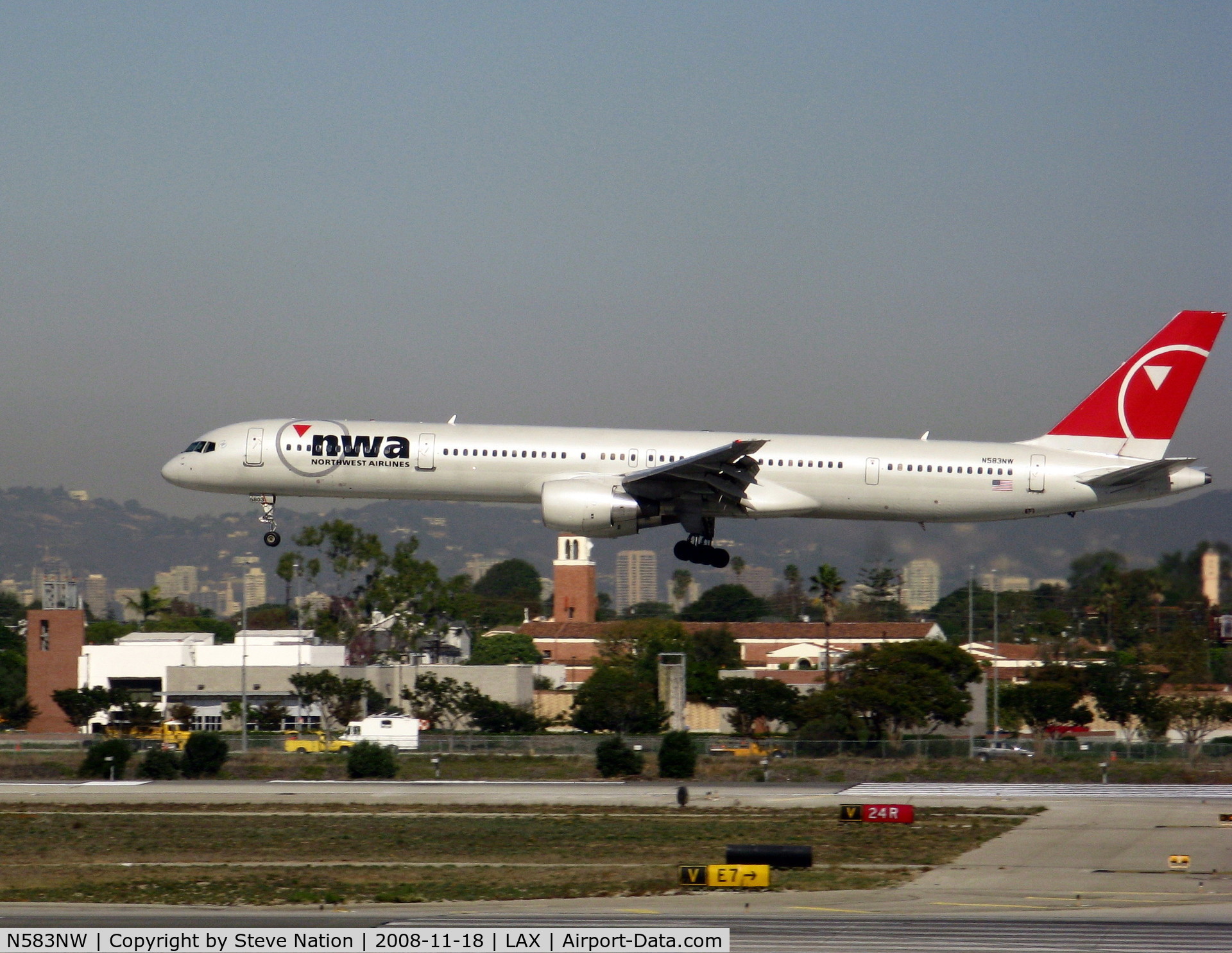 N583NW, 2002 Boeing 757-351 C/N 32983, NWA Northwest Airlines 2002 757-351 landing on RW 24L