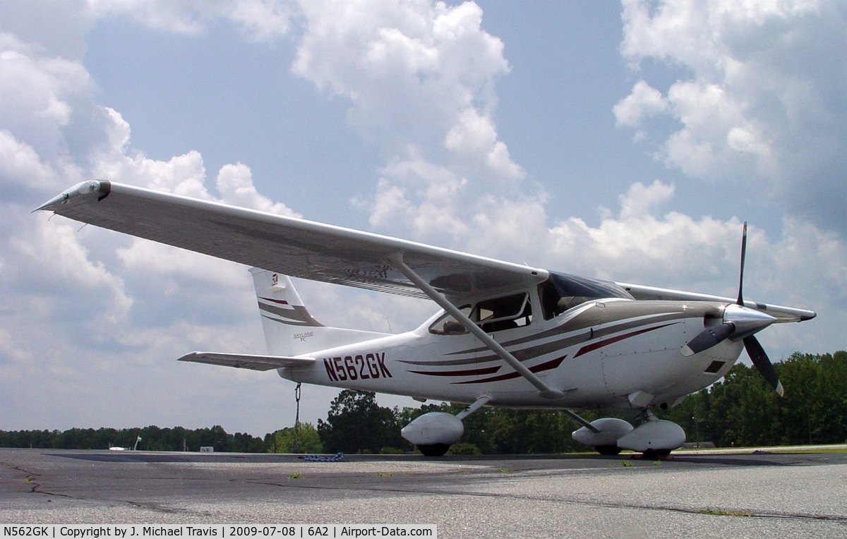 N562GK, 2004 Cessna T182T Turbo Skylane C/N T18208318, 2GK on ramp at 6A2