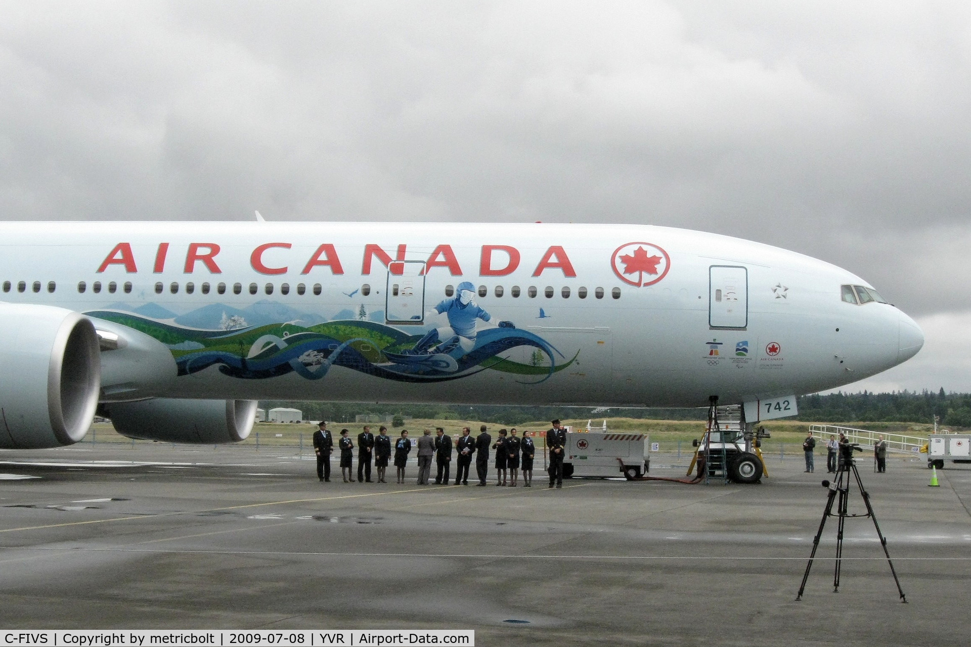 C-FIVS, 2009 Boeing 777-333/ER C/N 35784, Crew posing for photo on Official del.date and Olympics c/s unveiling.