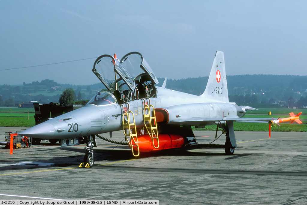 J-3210, Northrop F-5F Tiger II C/N M1010, AMEF89 flightline
