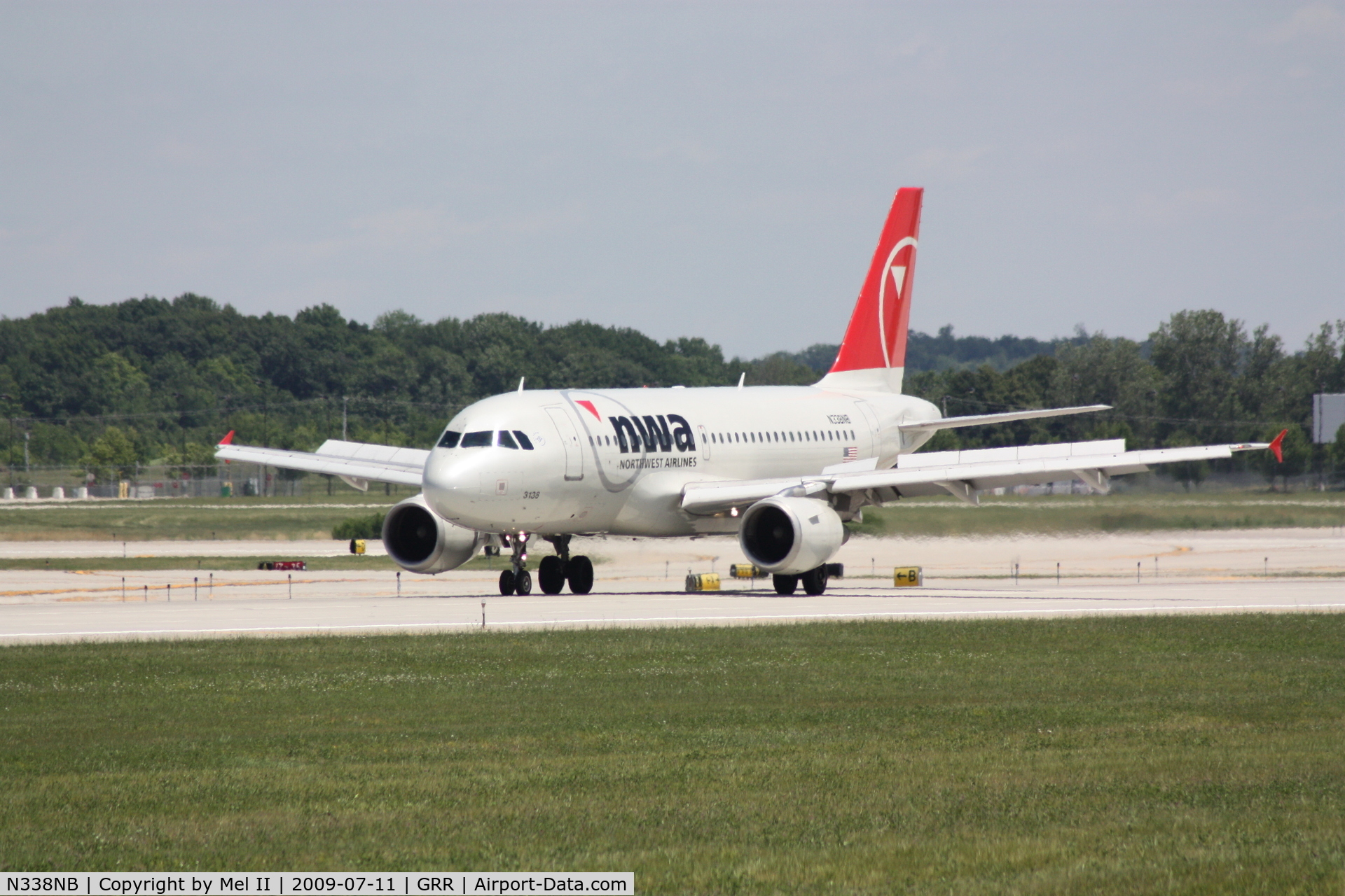 N338NB, 2002 Airbus A319-114 C/N 1693, NWA1240 - KDTW-KGRR - Landing RWY 26L