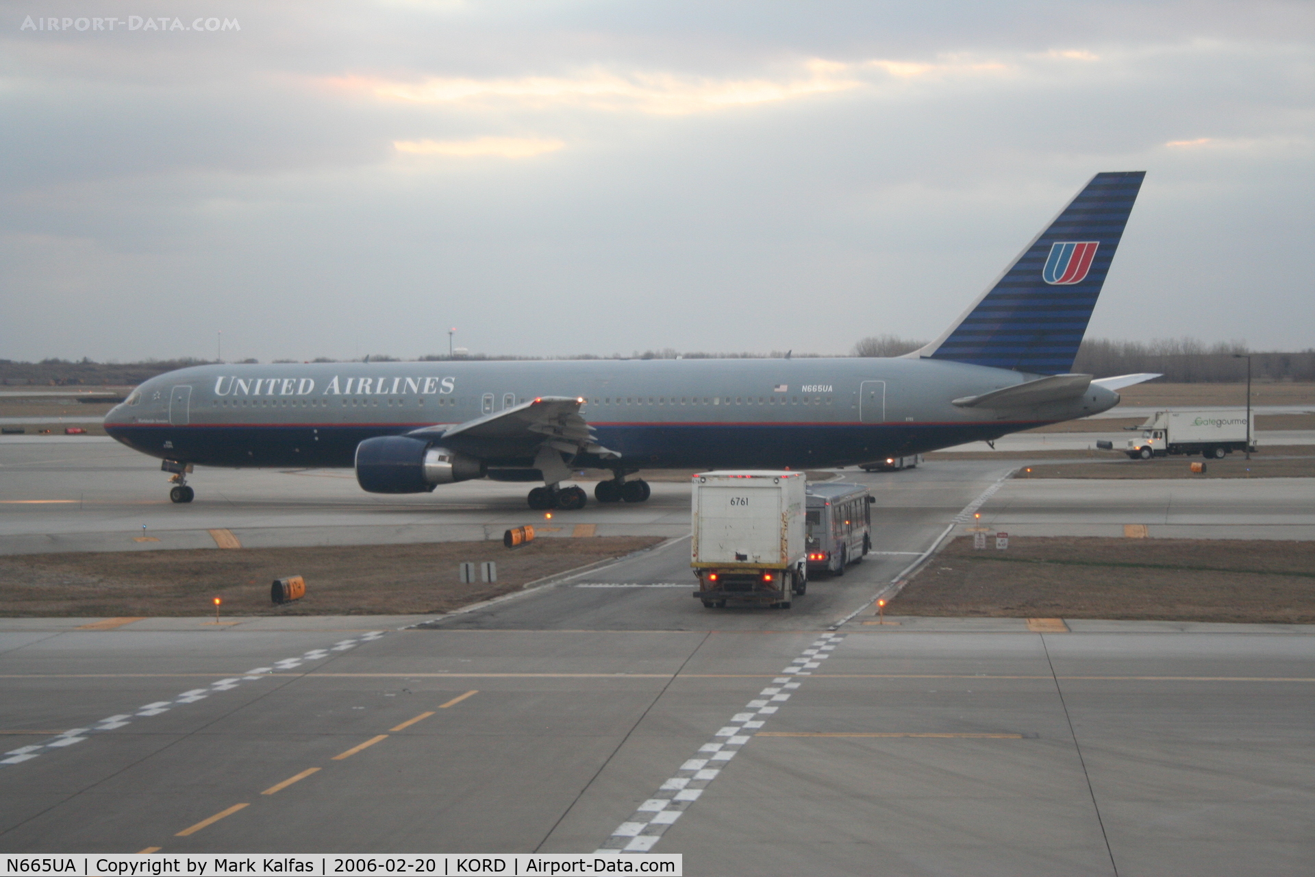 N665UA, 1998 Boeing 767-322 C/N 29237, United Airlines 767-322, N665UA, Taxiing to the gate at KORD