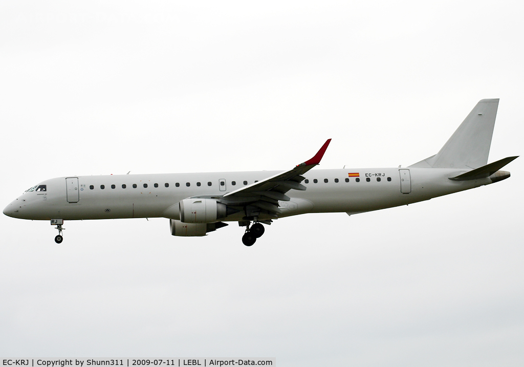 EC-KRJ, 2008 Embraer 195LR (ERJ-190-200LR) C/N 19000196, Landing rwy 25R in all white c/s on left side