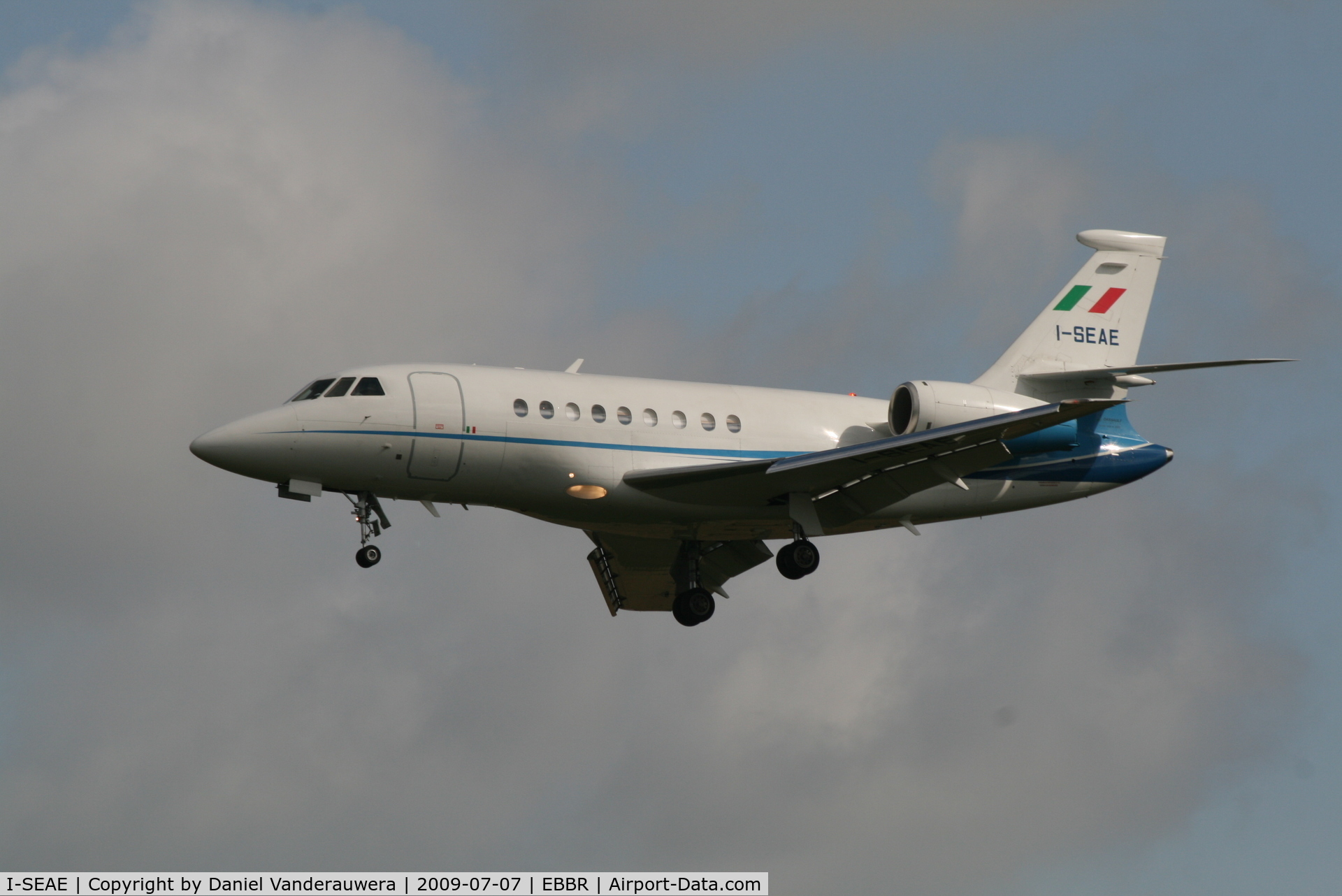 I-SEAE, 2003 Dassault Falcon 2000 C/N 200, descending to rwy 25L