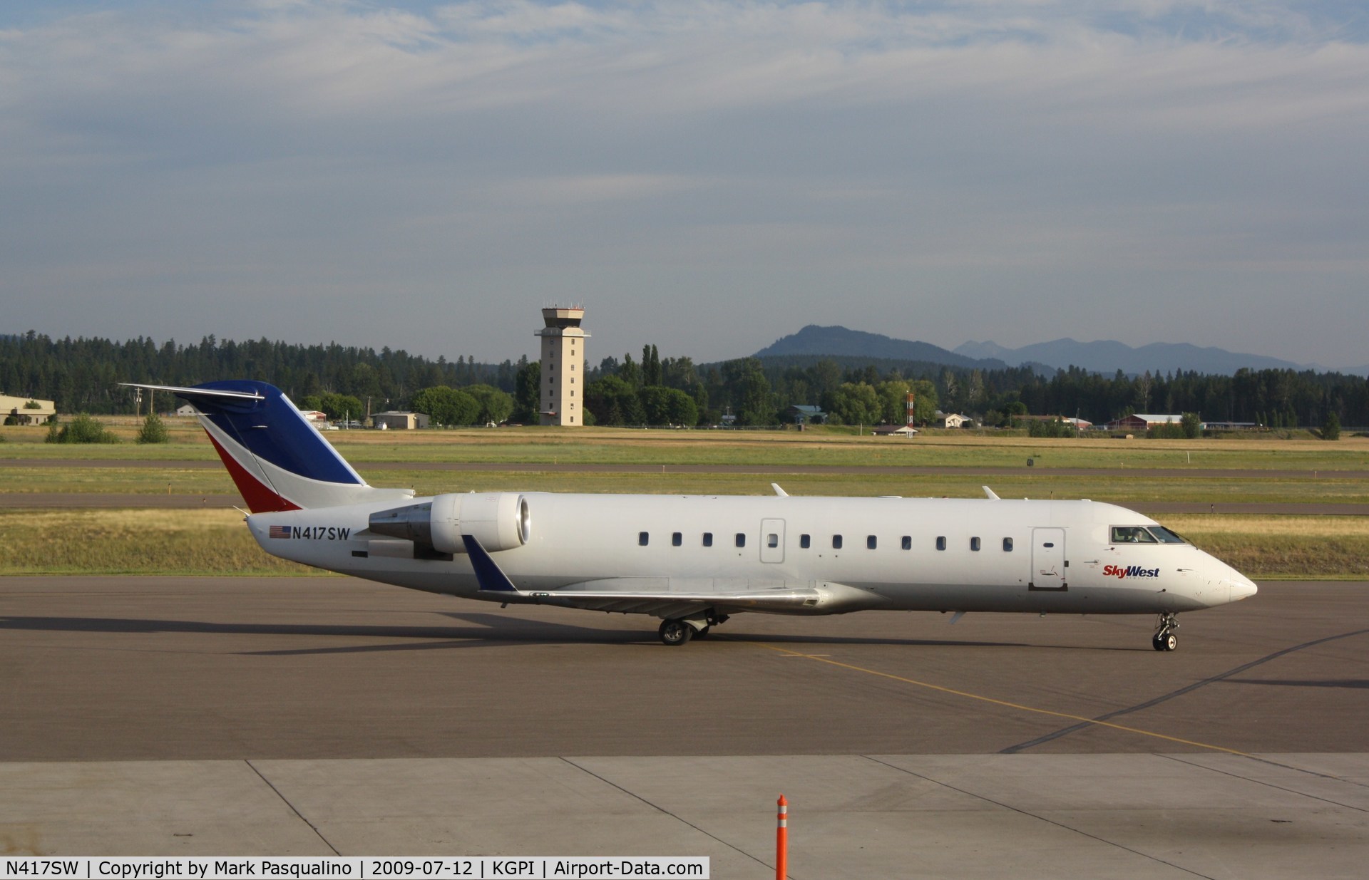 N417SW, 2000 Bombardier CRJ-200LR (CL-600-2B19) C/N 7400, CL-600-2B19