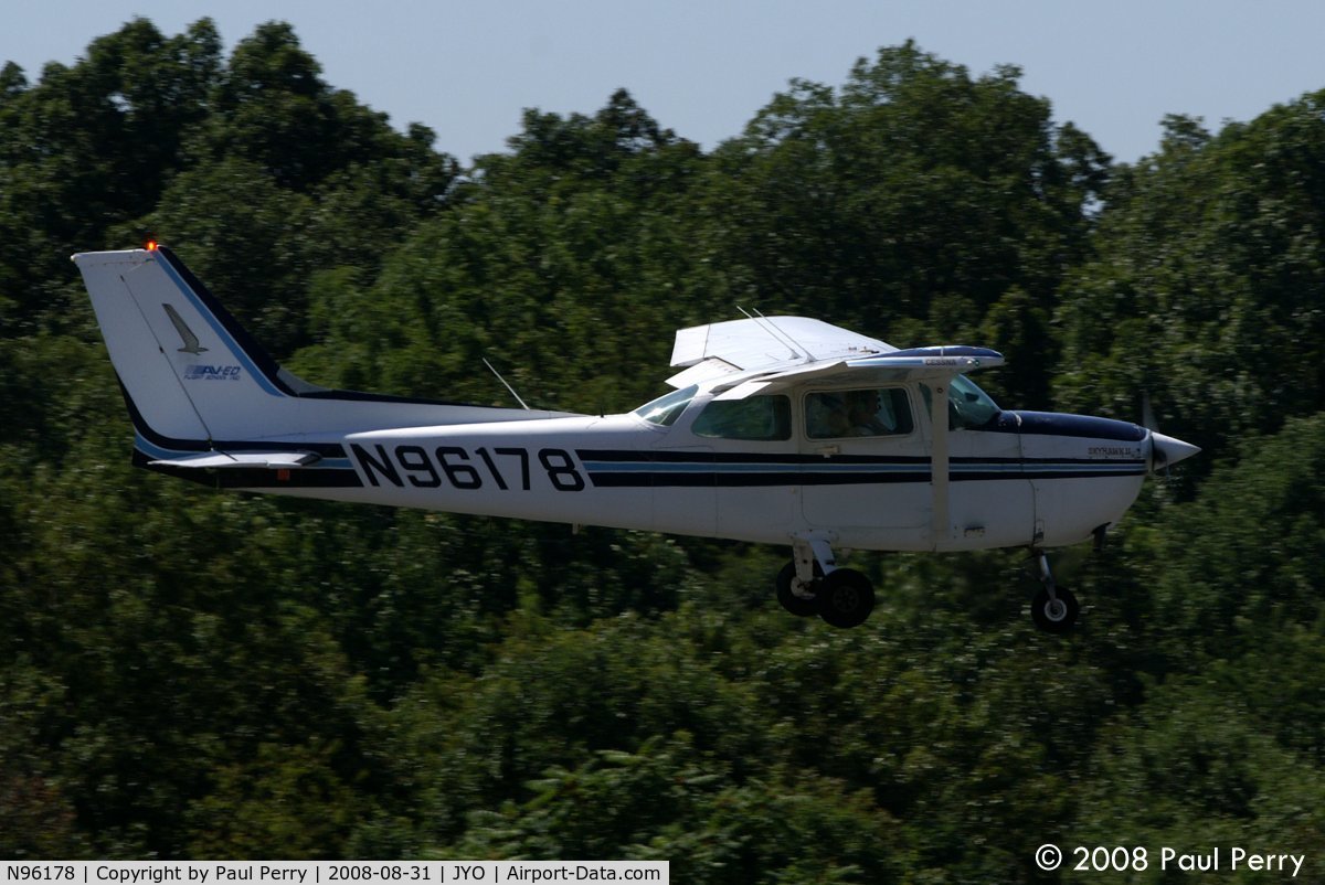 N96178, 1983 Cessna 172P C/N 17276033, Climbing up easily