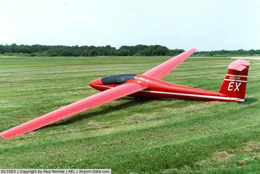 N135EX, 1977 Schweizer SGS 1-35C C/N 72, Red 1-35c with Blue Smoke canopy