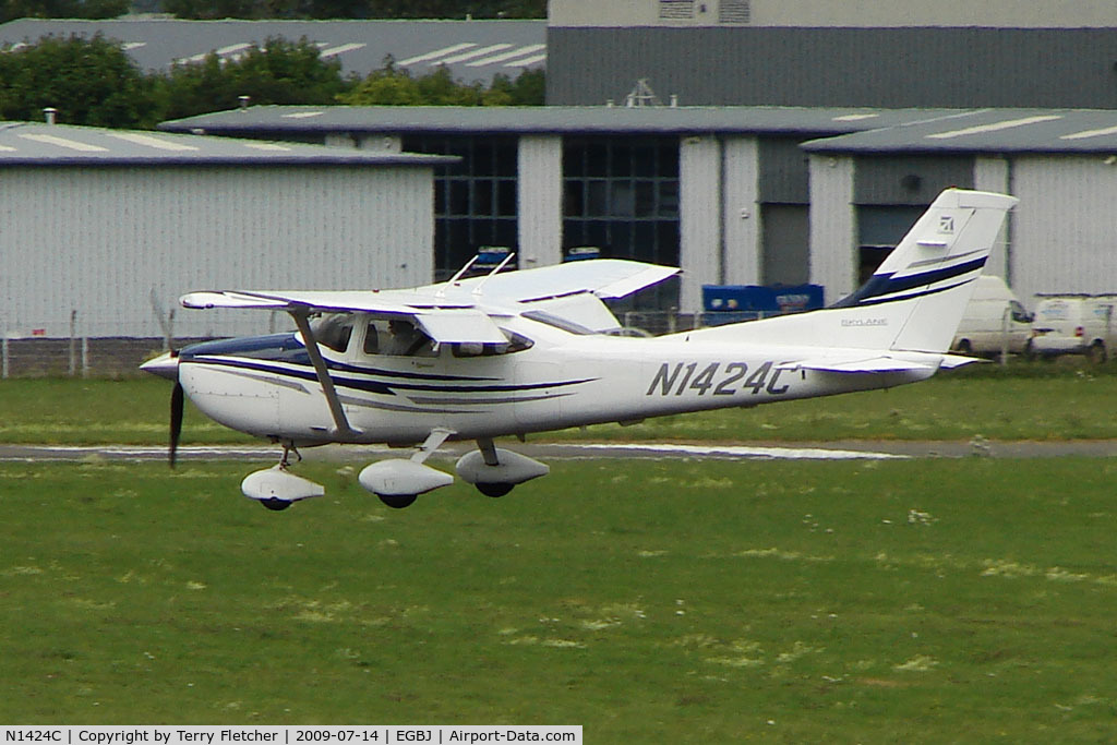 N1424C, 2005 Cessna 182T Skylane C/N 18281610, Cessna in for re-fuel at Gloucestershire (Staverton) Airport