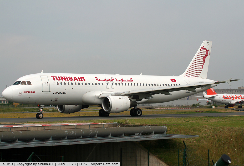 TS-IMD, 1991 Airbus A320-211 C/N 0205, Taxiing on parallels runways...