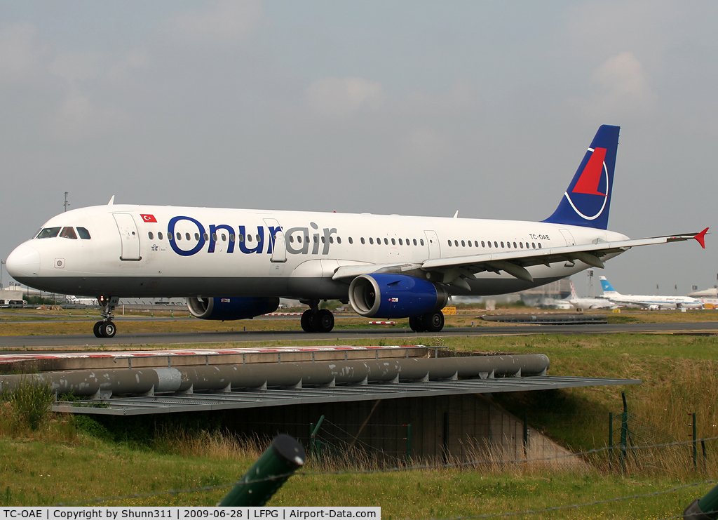 TC-OAE, 1997 Airbus A321-231 C/N 663, Taxiing on parallels runways...