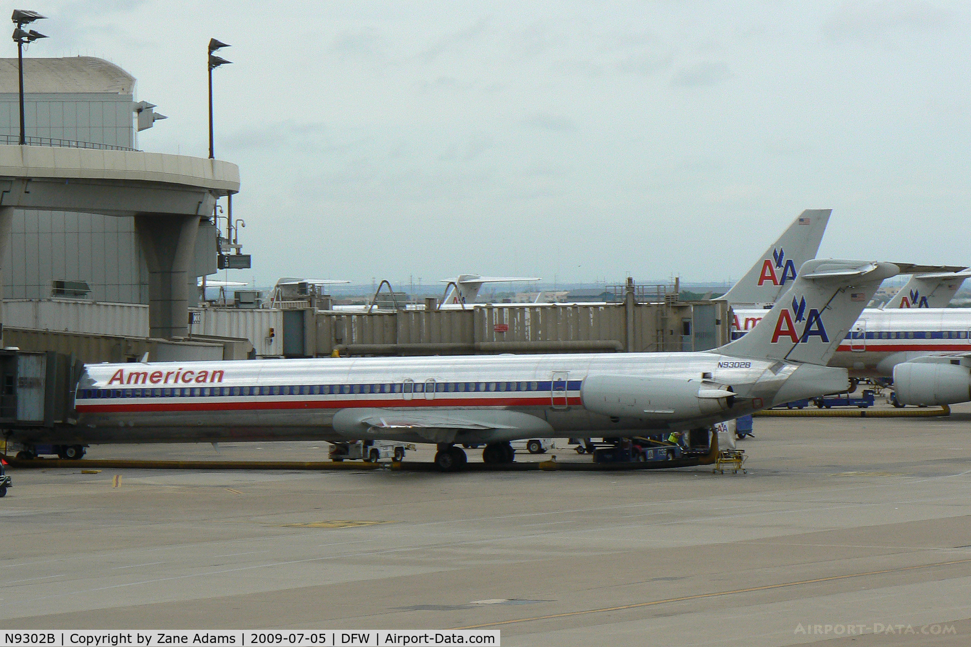 N9302B, 1987 McDonnell Douglas MD-83 (DC-9-83) C/N 49528, American Airlines at the gate - DFW