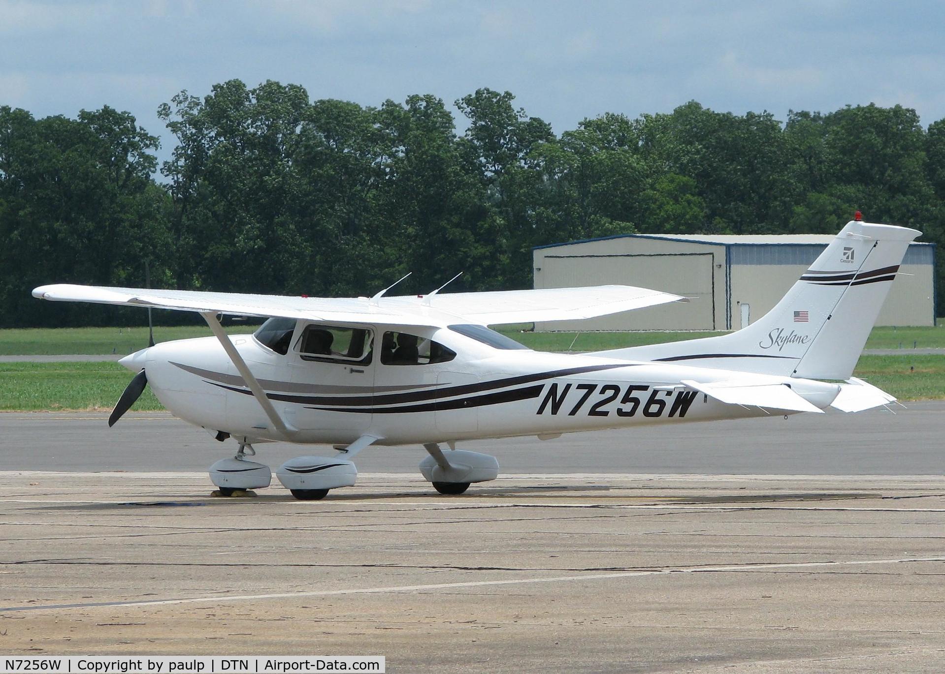 N7256W, 1999 Cessna 182S Skylane C/N 18280507, At Downtown Shreveport.