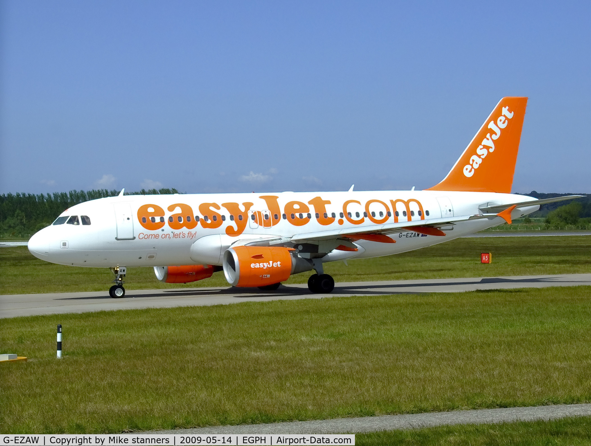 G-EZAW, 2006 Airbus A319-111 C/N 2812, Easyjet A319 Taxiing to runway 06 at EDI