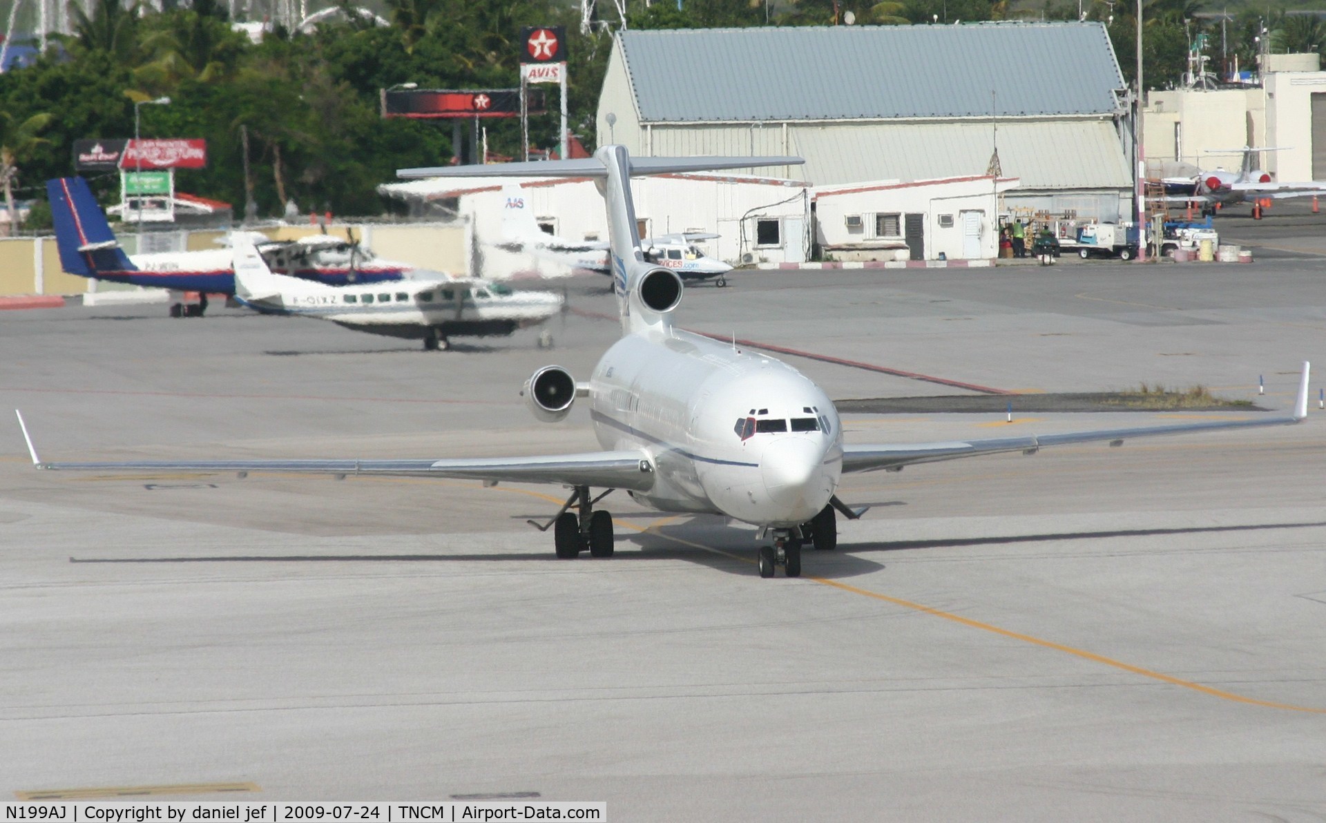 N199AJ, 1979 Boeing 727-2F9 C/N 21426, taxing to the runway