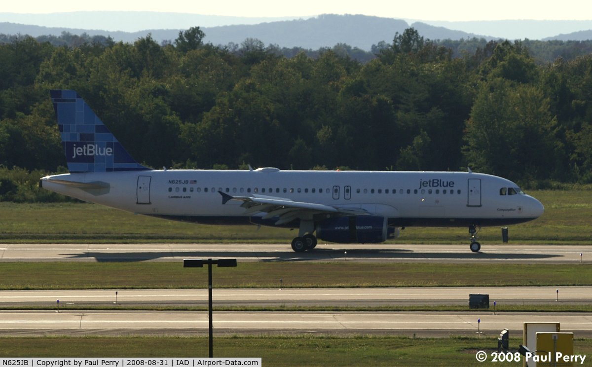N625JB, 2005 Airbus A320-232 C/N 2535, Slowing her down on the rollout
