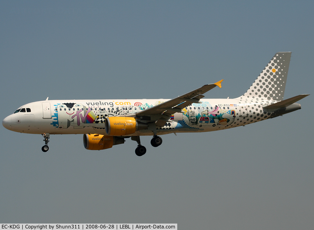 EC-KDG, 2007 Airbus A320-214 C/N 3095, Landing rwy 25R in MTV c/s...