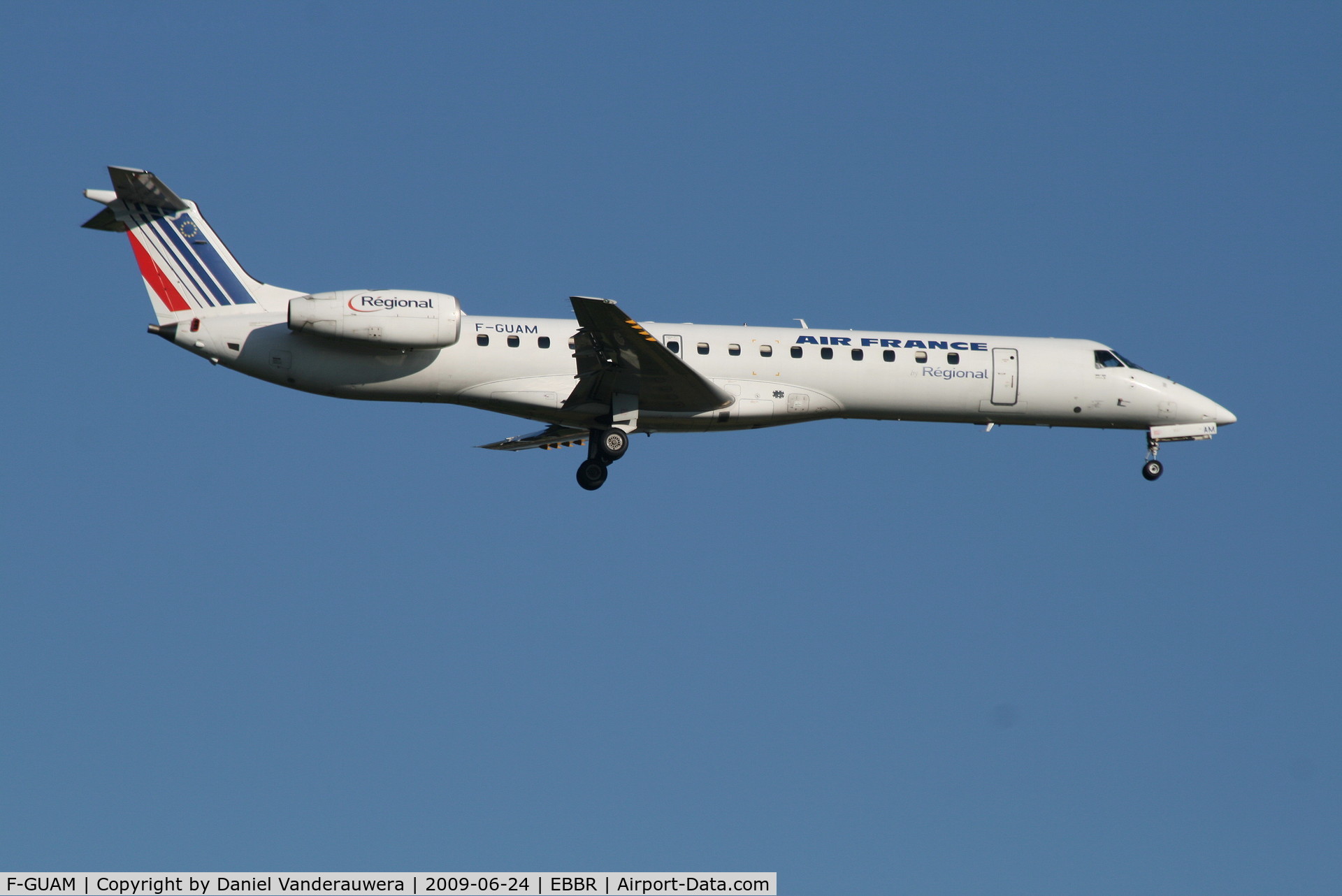 F-GUAM, 2000 Embraer ERJ-145LR (EMB-145LR) C/N 145266, flight AF3200 is descending to rwy 02