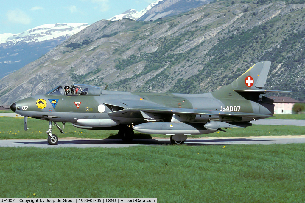 J-4007, Hawker Hunter F.58 C/N 41H-679920, During the last deployment of Hunters to Turtmann airfield. This one has the badges of both Fl St 7 and Fl St 20 on the nose. The aircraft is now preserved by Hunterverein Interlaken.