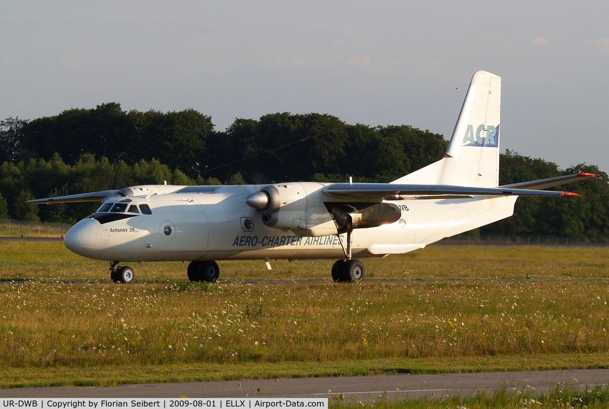UR-DWB, Antonov An-26 C/N 6207, taxi to the active