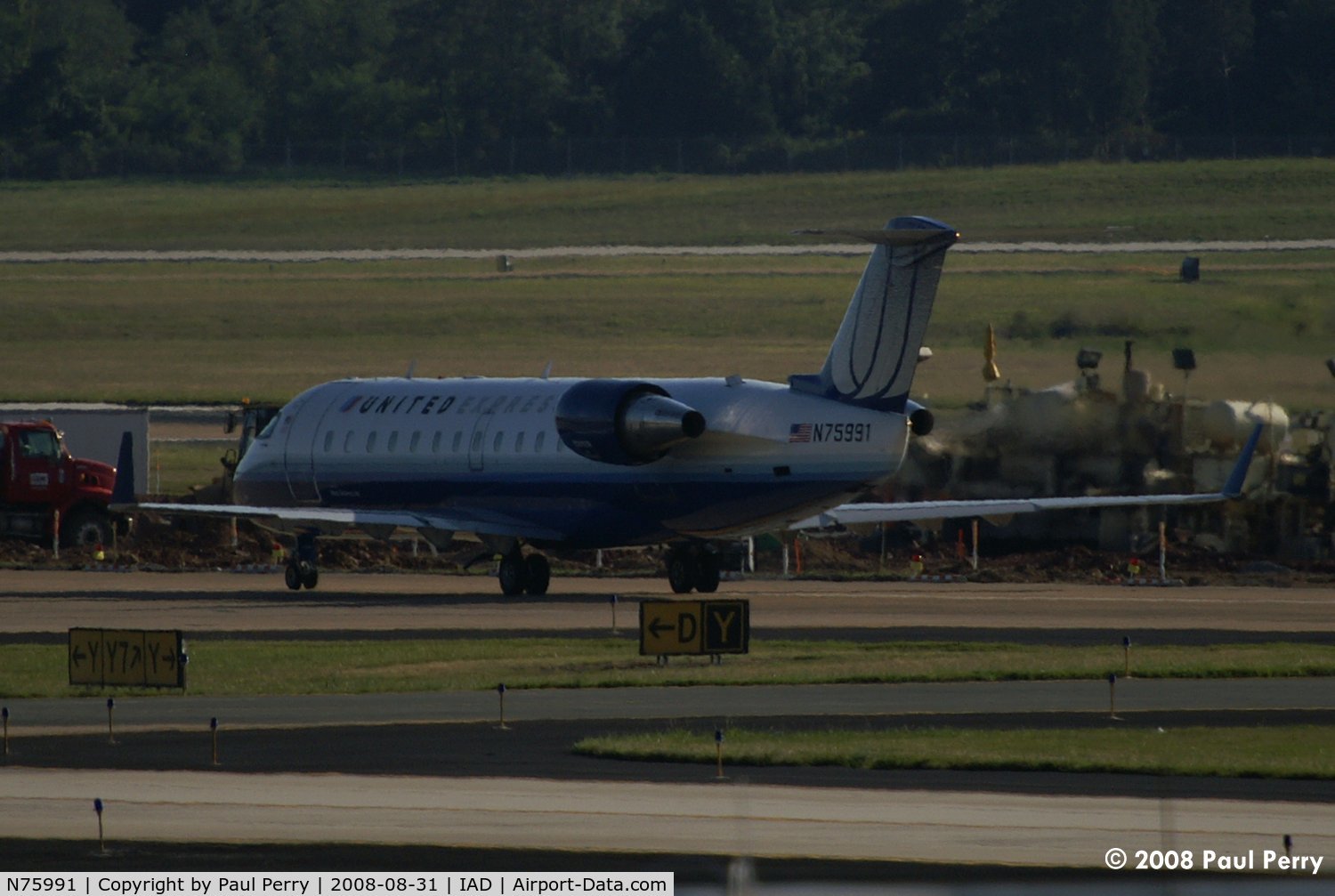N75991, 2000 Bombardier CRJ-200ER (CL-600-2B19) C/N 7422, Taxiing past mid-field