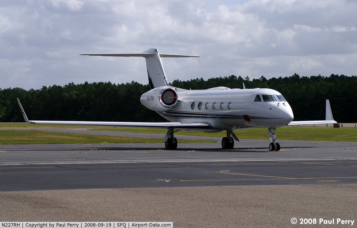 N227RH, 2007 Gulfstream Aerospace GIV-X (G450) C/N 4108, Very sleek Gulfstream