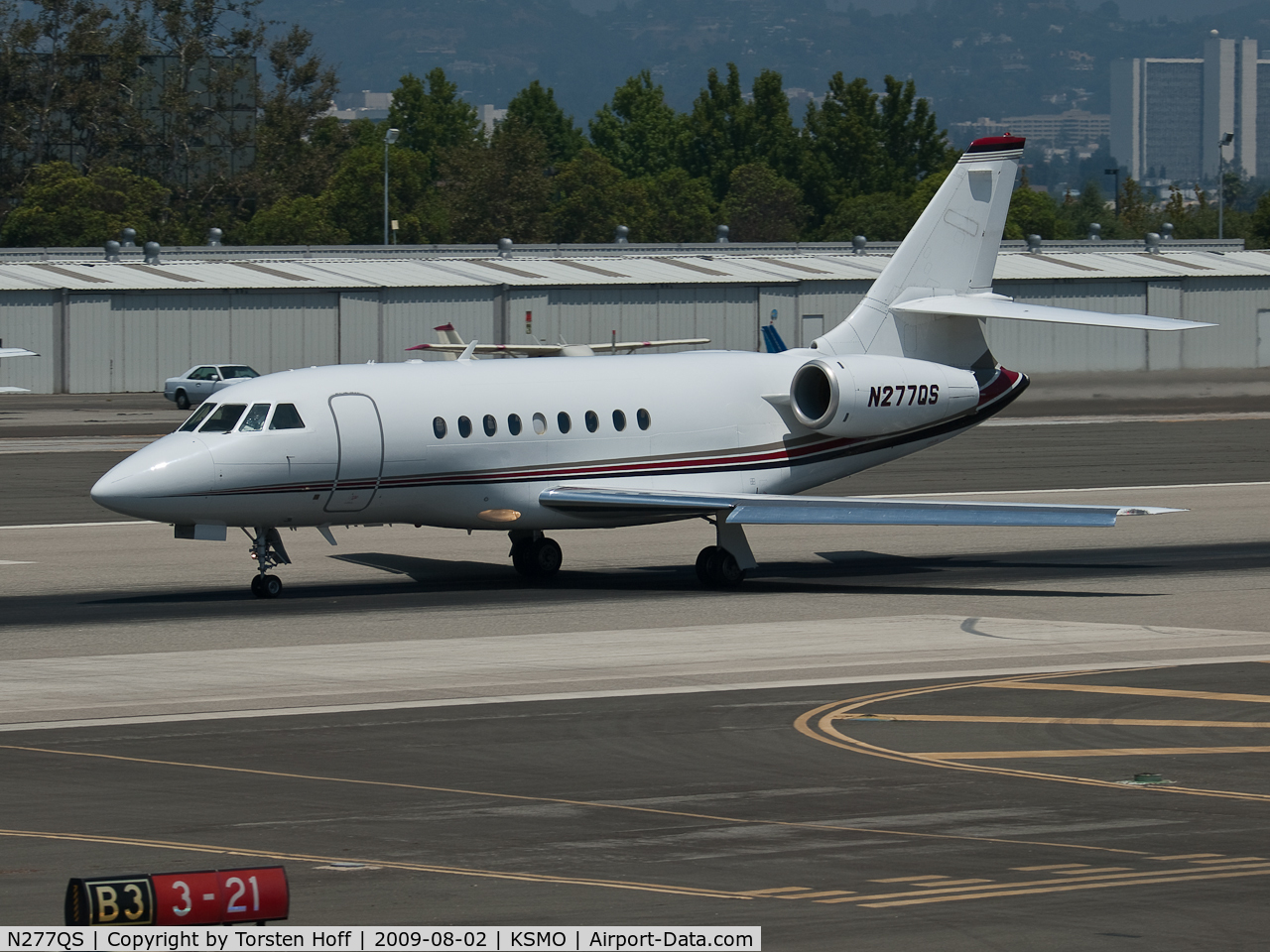 N277QS, 2002 Dassault Falcon 2000 C/N 177, N277QS departing from RWY 21
