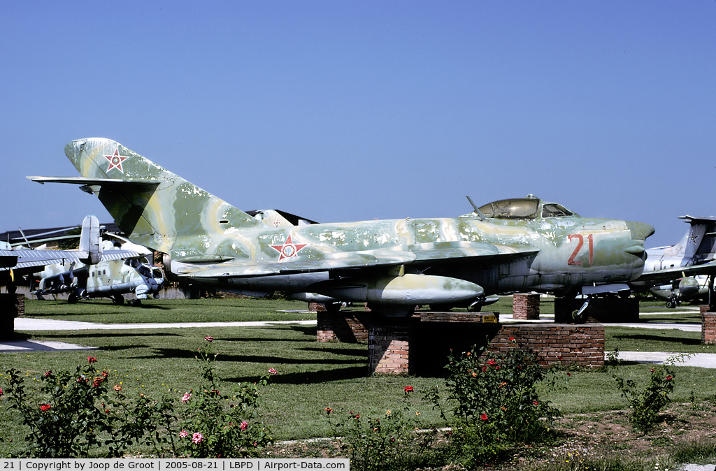 21, Mikoyan-Gurevich MiG-17PF C/N 7137, Krumovo Museum