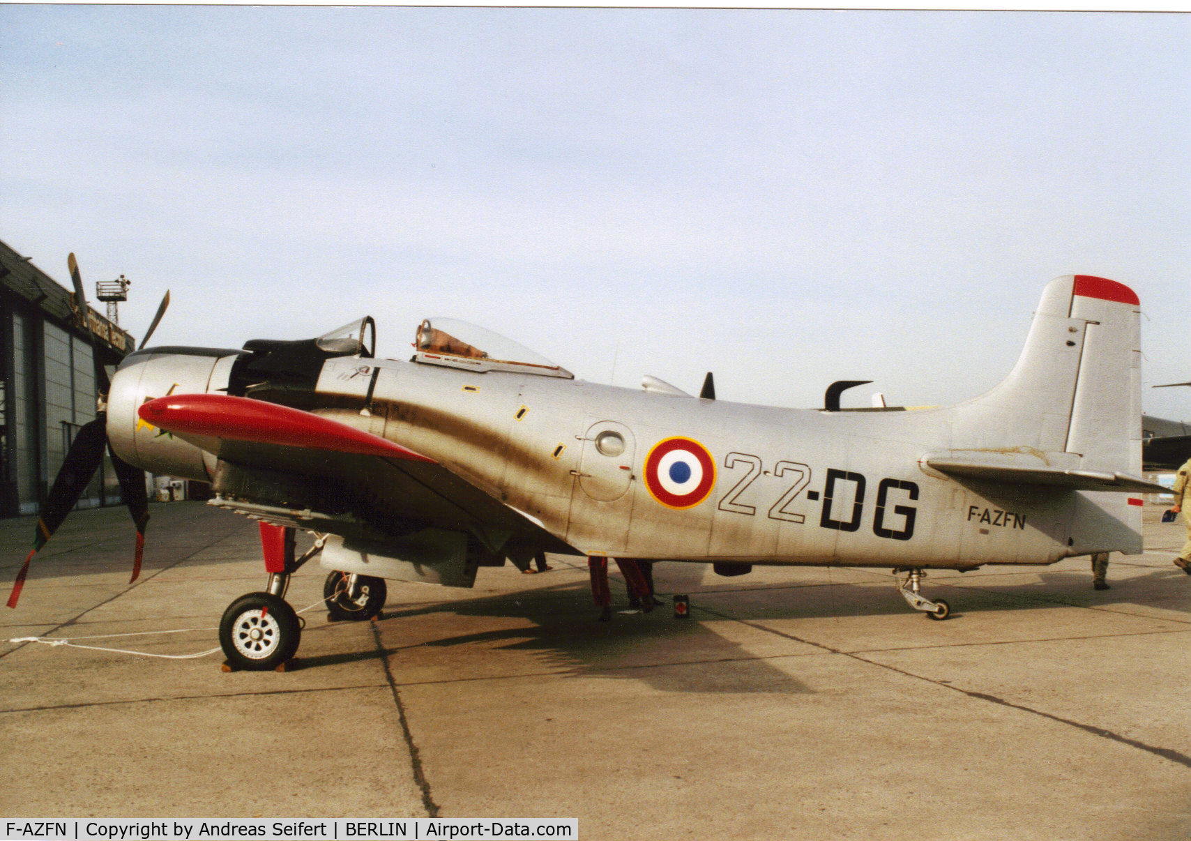 F-AZFN, Douglas AD-4N Skyraider C/N 7609, Berlin ILA 2002