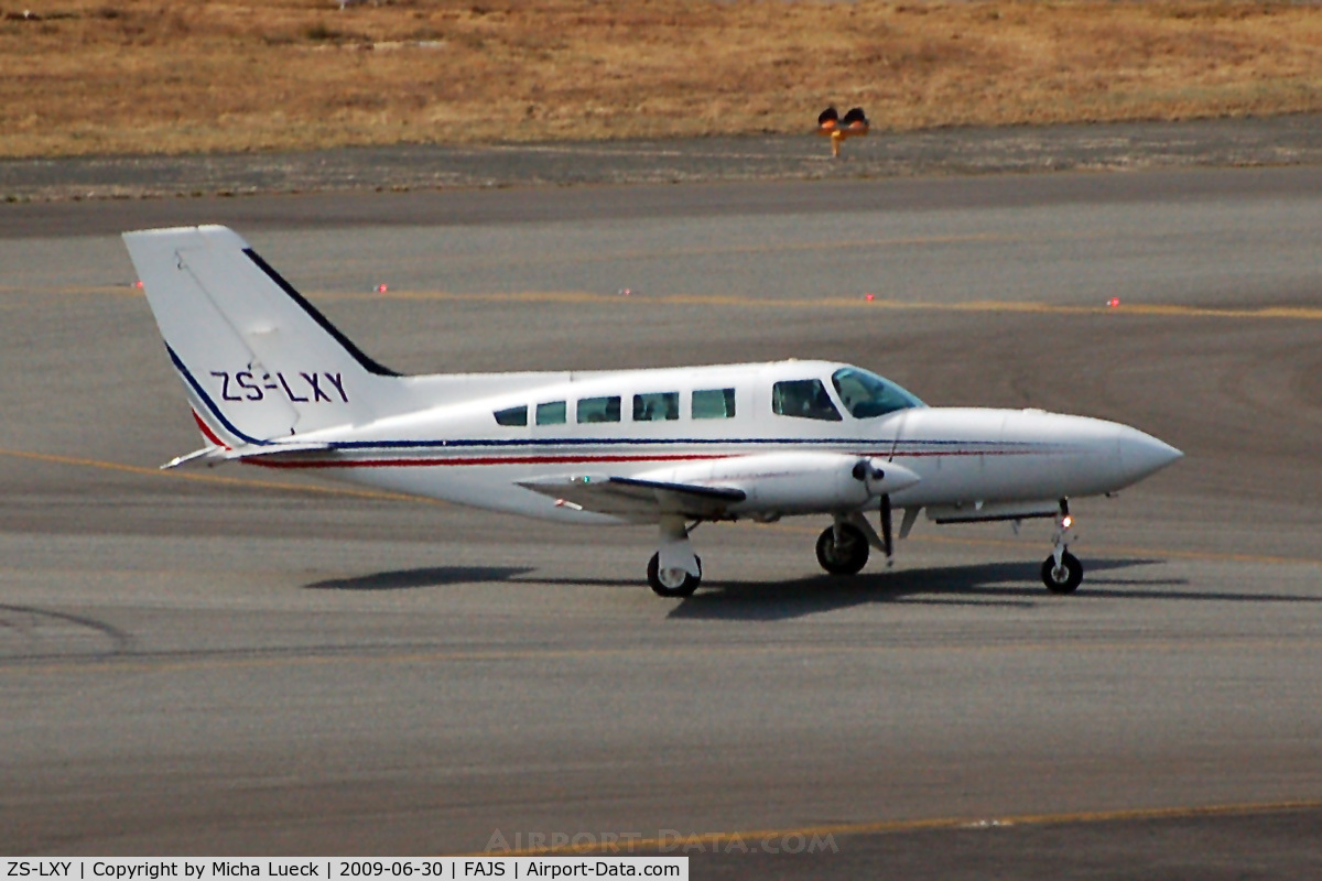 ZS-LXY, Cessna 402C C/N 402C-0453, At Jo'burg
