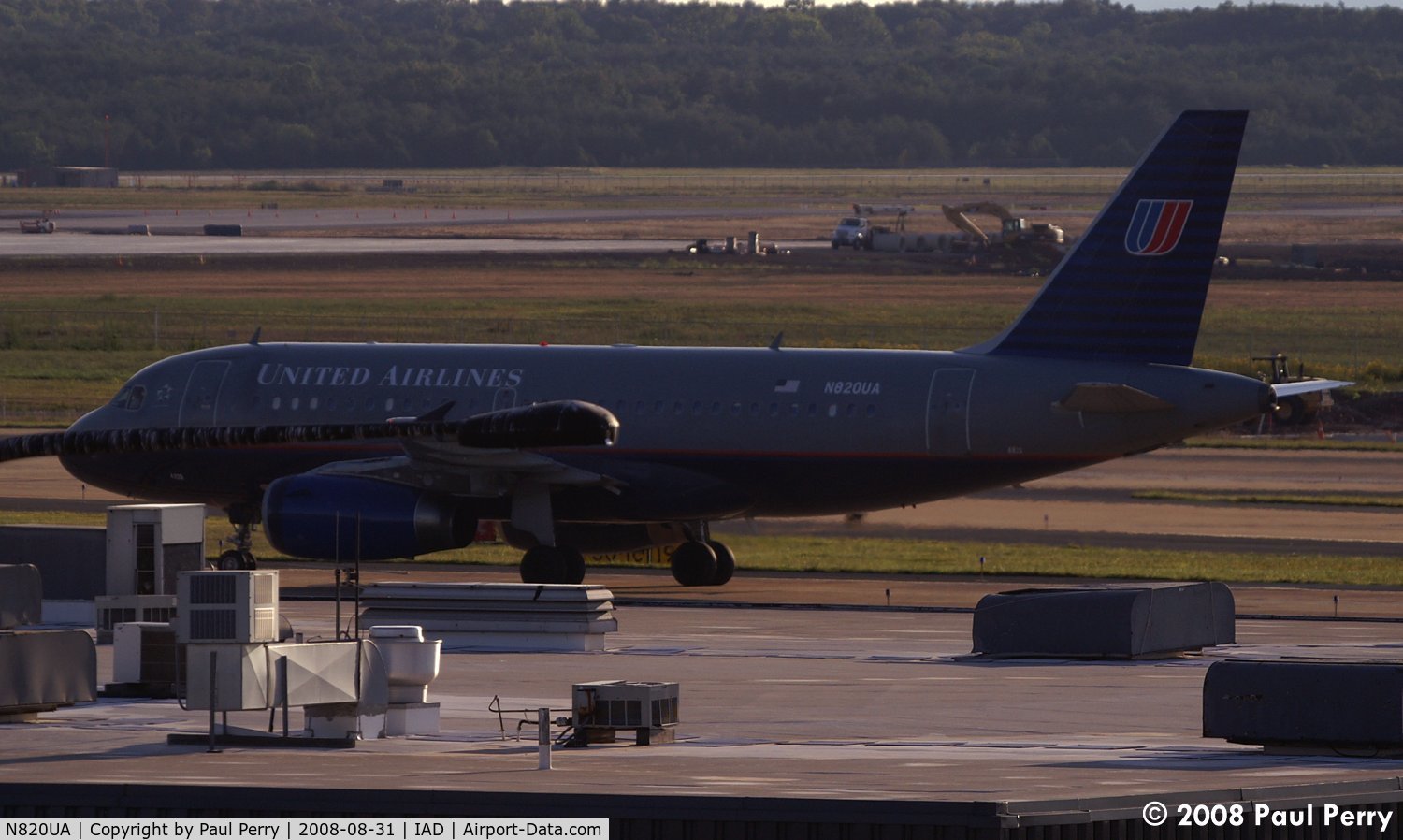 N820UA, 1998 Airbus A319-131 C/N 898, One more United bird taxiing about