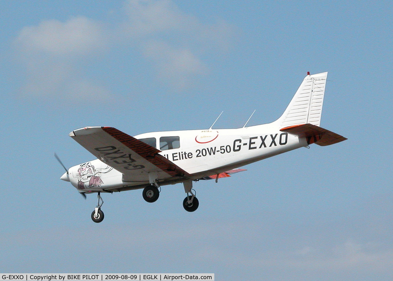 G-EXXO, 1989 Piper PA-28-161 Cadet C/N 2841210, RESIDENT CHEROKEE IN FINALS FOR RWY 25