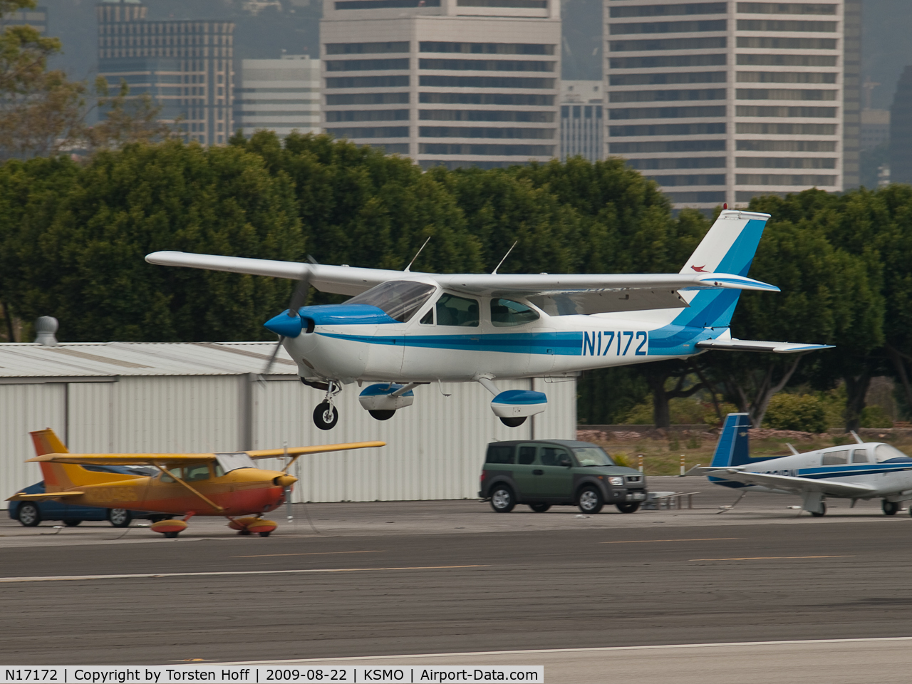 N17172, 1976 Cessna 177B Cardinal C/N 17702508, N17172 arriving on RWY 21