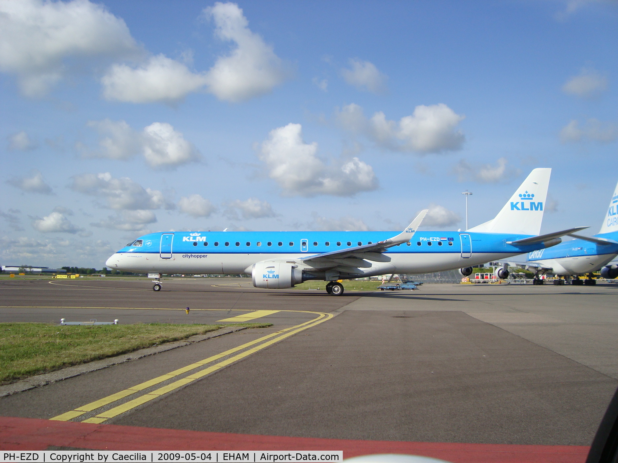 PH-EZD, 2009 Embraer 190LR (ERJ-190-100LR) C/N 19000279, Leaving Schiphol