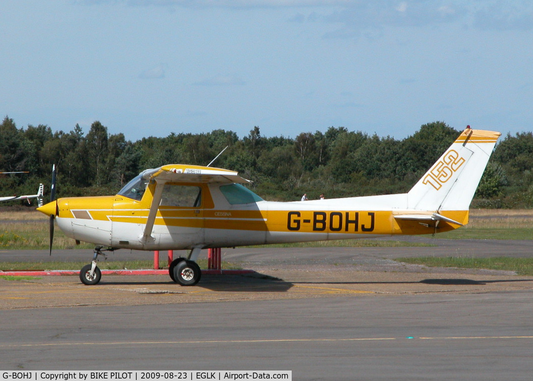 G-BOHJ, 1977 Cessna 152 C/N 152-80558, VISITING 152 AT THE PUMPS
